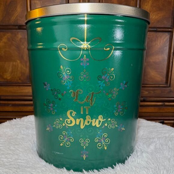 The Popcorn Factory 6.5 Gallon LET IT SNOW Green Gold Scroll Lidded Metal Barrel - Picture 5 of 14